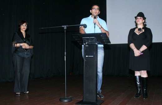 El publicista Juan Carlos Fondeur a su lado doña Nelfa de Pérez y la cineasta Karina Narpier